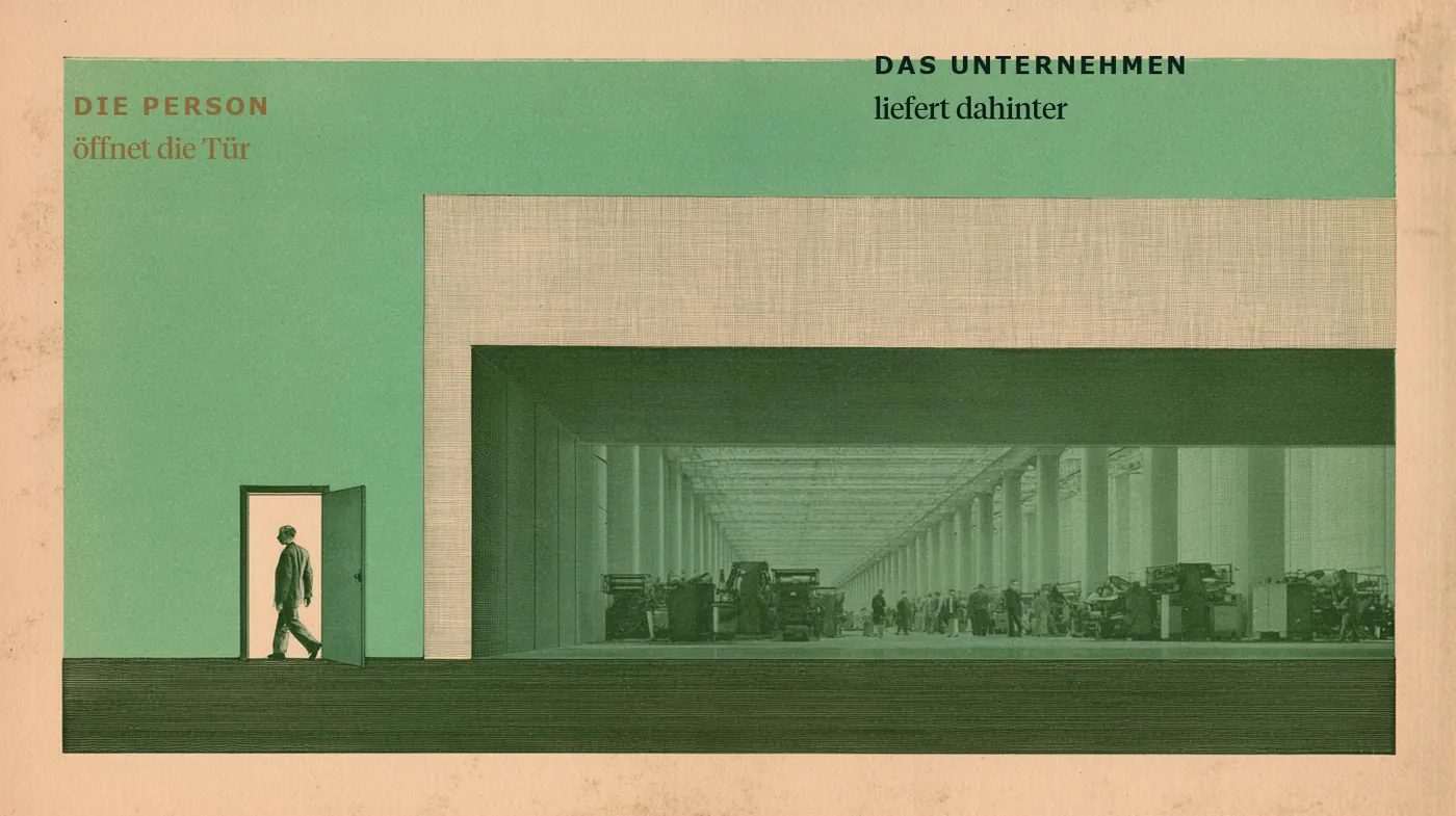 Eine einzelne offene Tür, durch die eine Person tritt, und dahinter eine große Halle mit Maschinen und Arbeitenden.